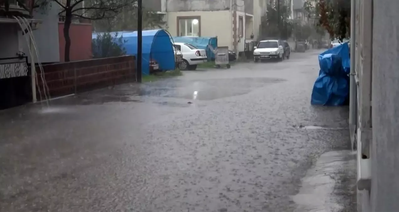 Balıkesir\'de Sağanak Yağmur Hayatı Felç Etti