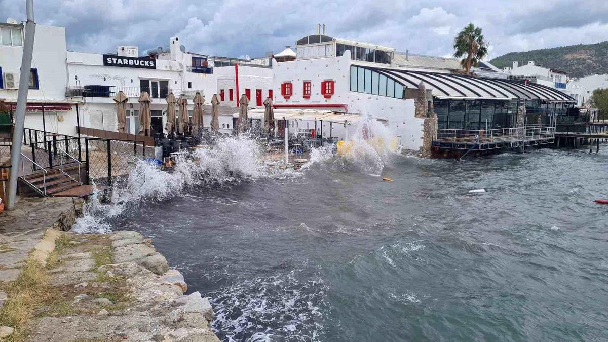 Bodrum\'da Fırtına ve Sağanak Yağış Hayatı Olumsuz Etkiledi