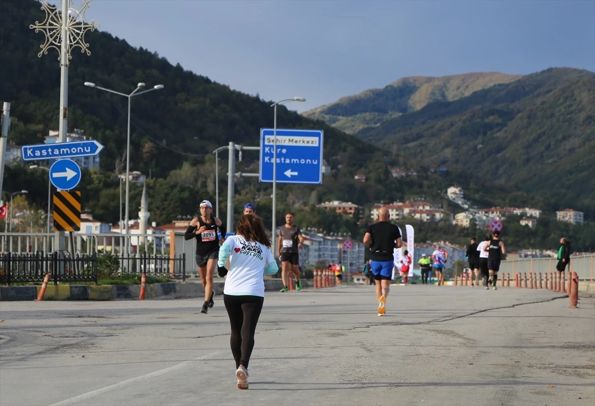 4. İnebolu İstiklal Yolu Şerife Bacı Yarı Maratonu yapıldı