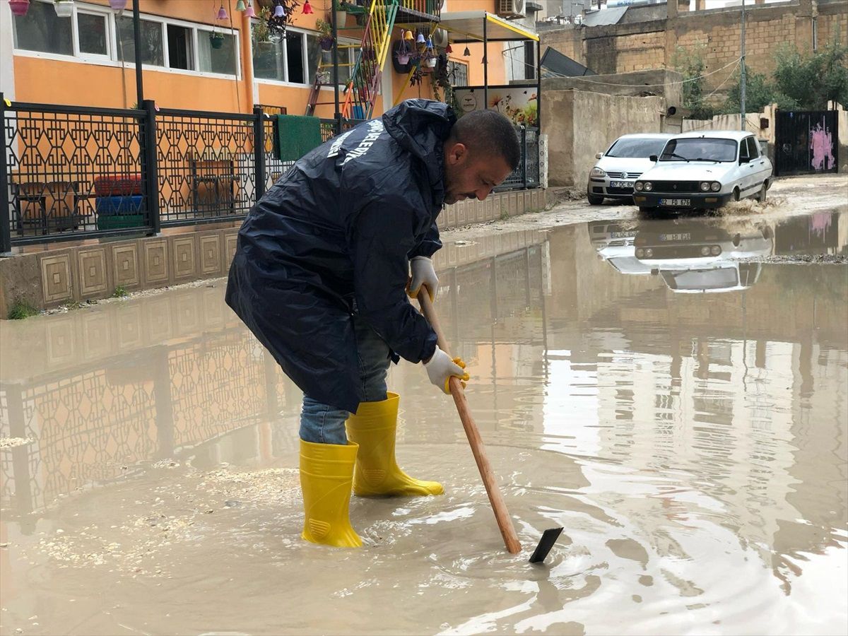 Adıyaman ve Şanlıurfa\'da Sağanak Yağış Hayatı Olumsuz Etkiliyor