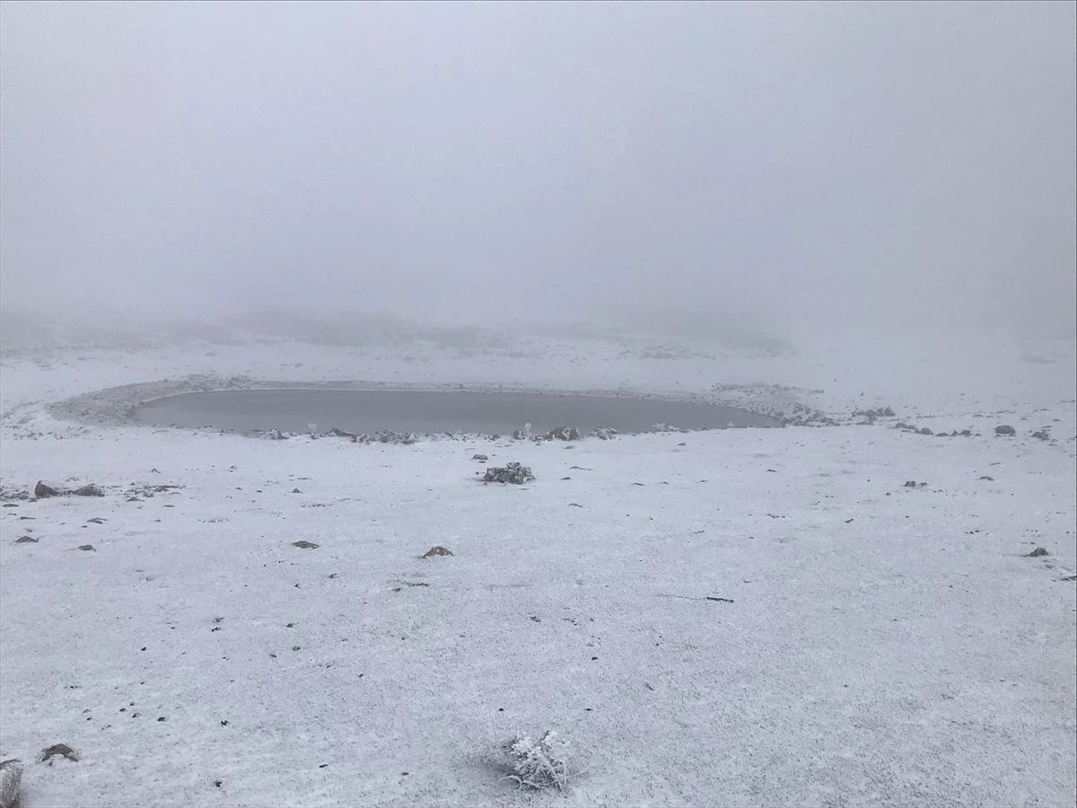 Afyonkarahisar\'da Yellibel ve Kumalar Yaylalarına kar yağdı