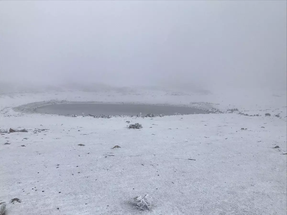 Afyonkarahisar\'da Yellibel ve Kumalar Yaylalarına kar yağdı