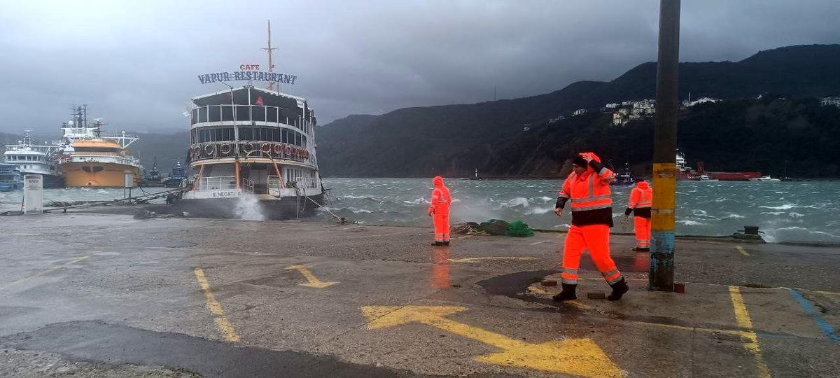 Bartın\'da Fırtına Nedeniyle Bir Tekne Battı, Bir Restoran Gemi Batma Tehlikesi Atlattı
