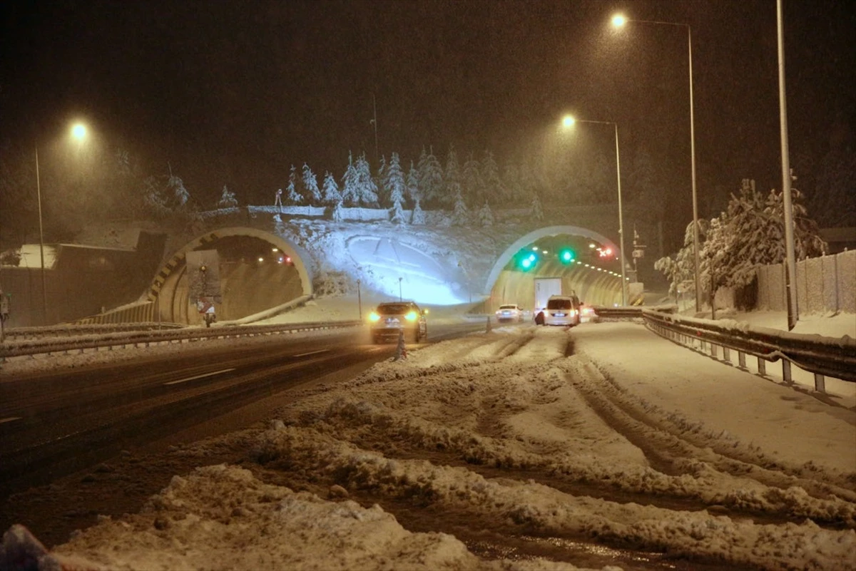 Bolu\'da Kar Yağışı Nedeniyle Trafik Yoğunluğu