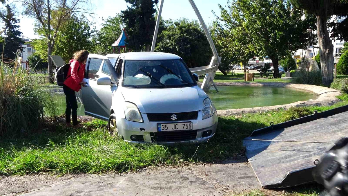 Antalya\'da Otomobil Süs Havuzuna Uçtu, Vatandaşlar Yardıma Koştu