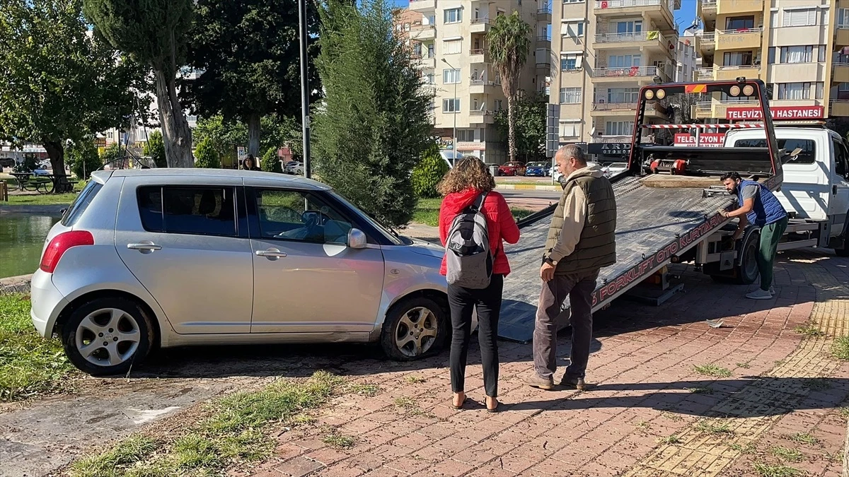 Antalya\'da Parktaki Havuza Düşen Otomobilin Sürücüsü Kurtarıldı