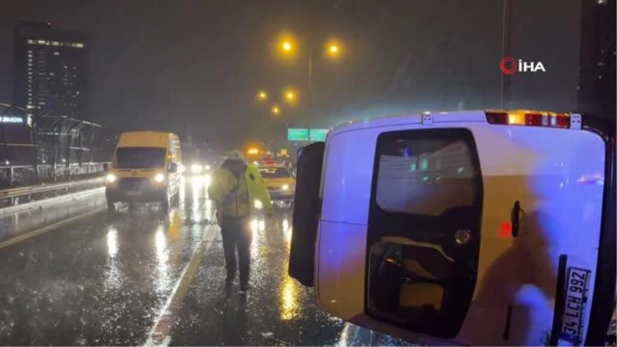Bağcılar\'da minibüs bariyerlere çarpıp devrildi: 1 ölü, 1 yaralı