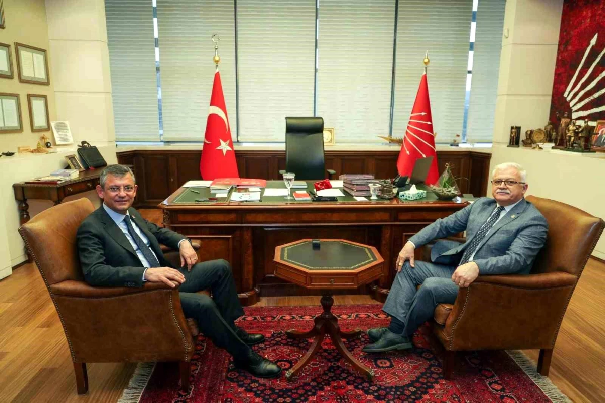 Burhaniye Belediye Başkanı Ali Kemal Deveciler, CHP Genel Merkezi\'nde Özgür Özel\'i ziyaret etti