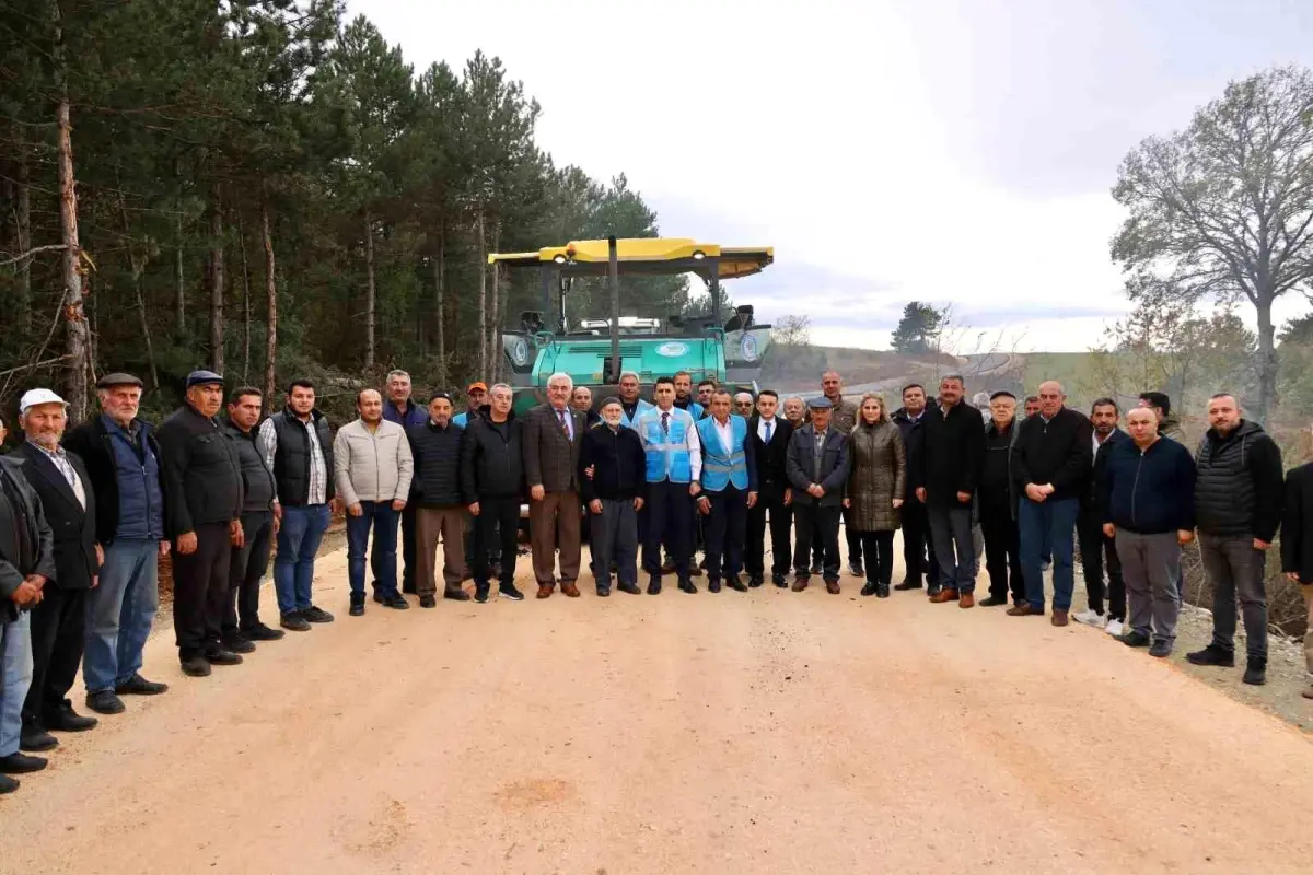 Bilecik Valiliği, Karaağaç Köyünde Yol Onarımı ve Asfaltlama Çalışmalarını Tamamlıyor