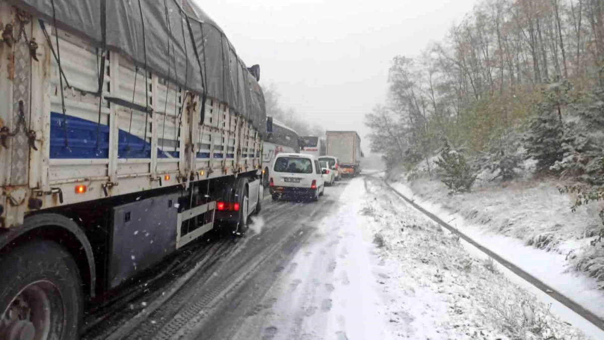 Bursa\'da Kar Yağışı Nedeniyle İnegöl Yolu Trafiğe Kapandı