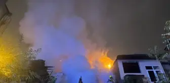 Bursa'da metruk bina alevlere teslim oldu