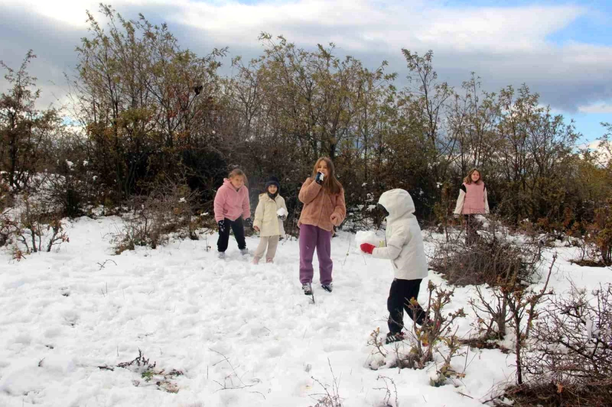 Çanakkale\'nin Terzialan beldesinde çocuklar kar yağışının keyfini çıkardı