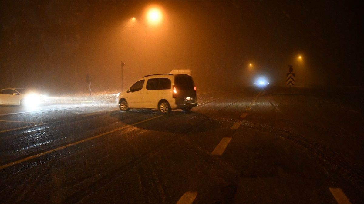 Bolu Dağı geçişinde kar yağışı etkili oldu