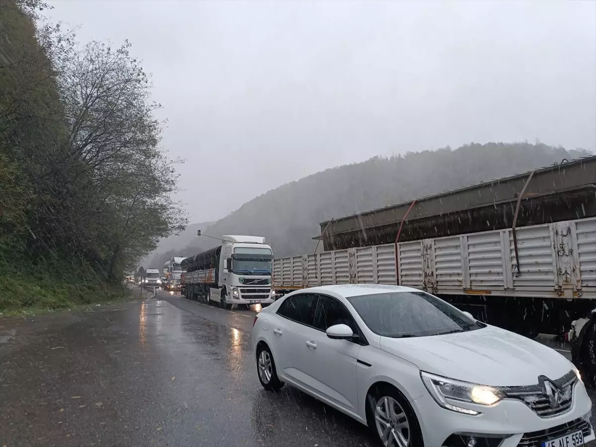 Düzce'de Kar Yağışı Ulaşımı Olumsuz Etkiliyor