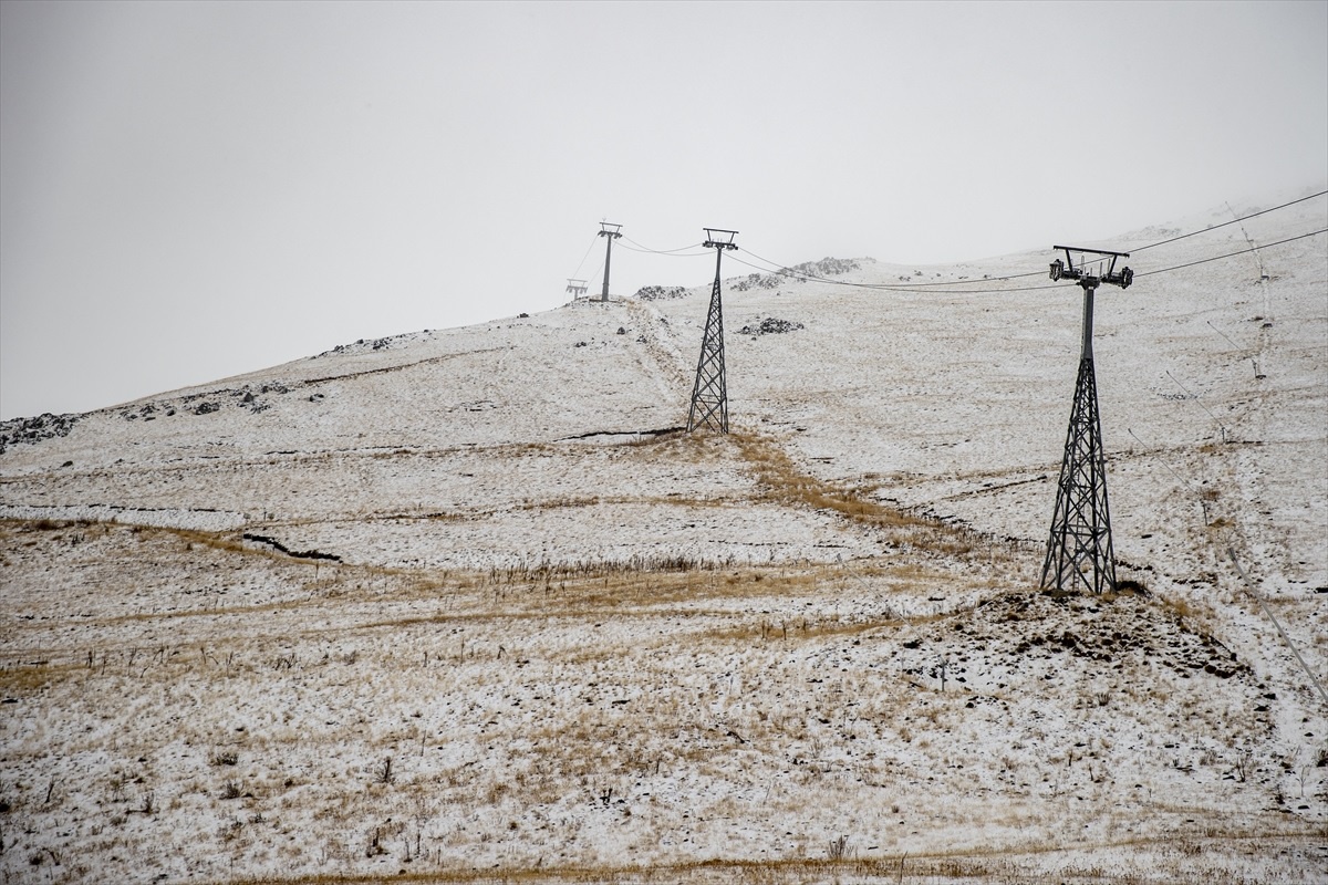 Erzurum\'un yüksek kesimlerinde kar yağışı