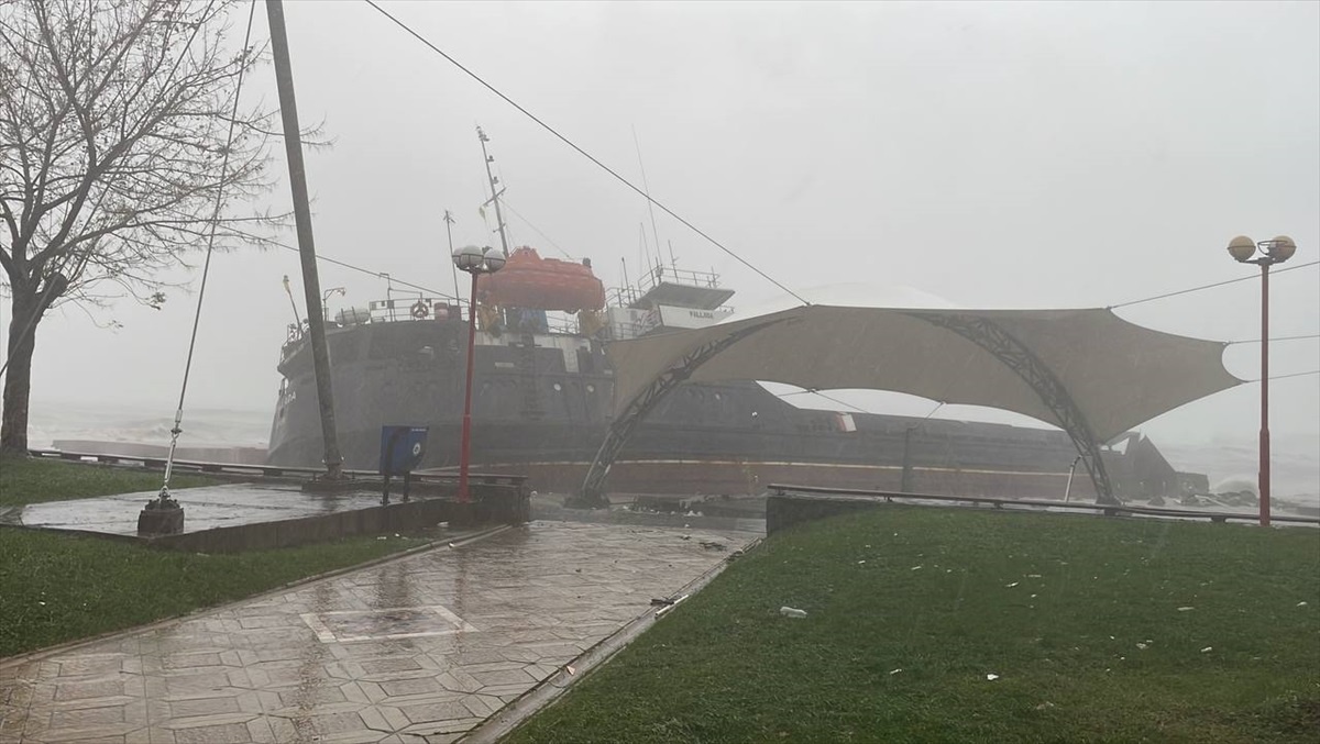Fırtına nedeniyle kıyıya sürüklenen geminin personeli tahliye edildi