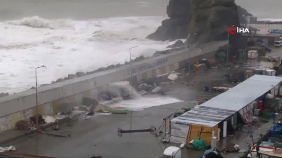 Garipçe\'de fırtına balık restoranlarına zarar verdi