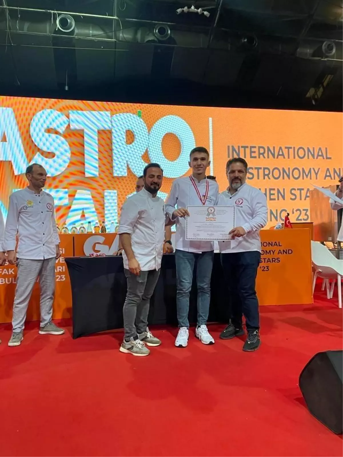 Alanya Üniversitesi öğrencileri \'Uluslararası Gastronomi ve Mutfak Yıldızları Buluşması\'nda gümüş madalya kazandı