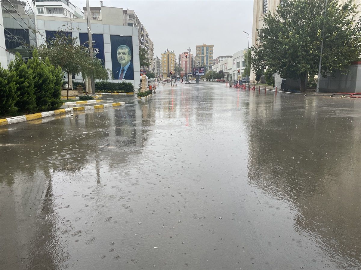 Gaziantep, Malatya ve Şanlıurfa\'da Sağanak Yağış Etkili Oluyor