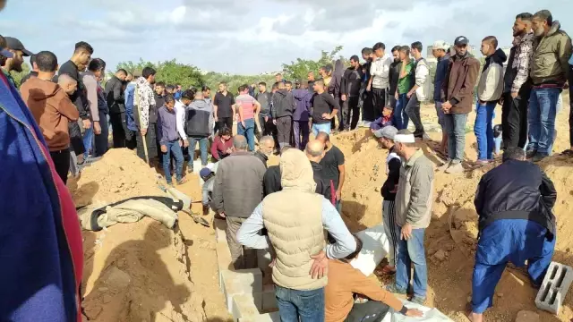 Gazze Şeridi'ndeki İsrail saldırılarında hayatlarını kaybedenler toplu mezarlara defnedildi