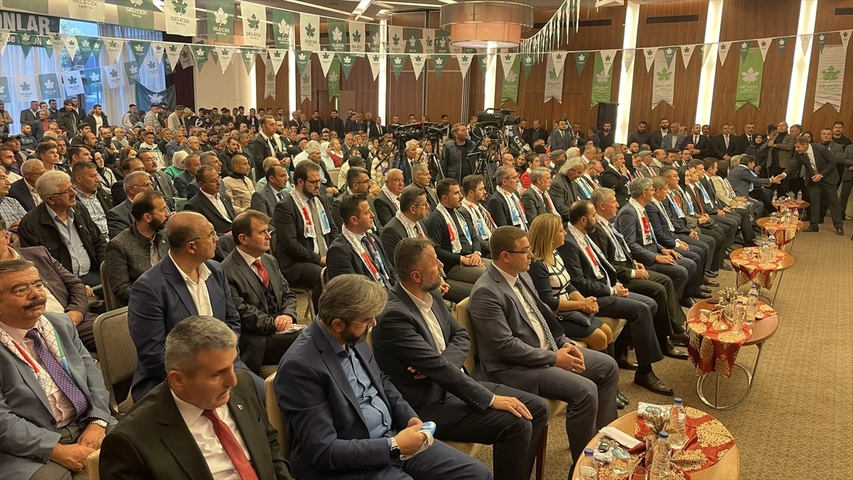 Davutoğlu, Gelecek Partisi Konya İl Kongresi\'ne katıldı