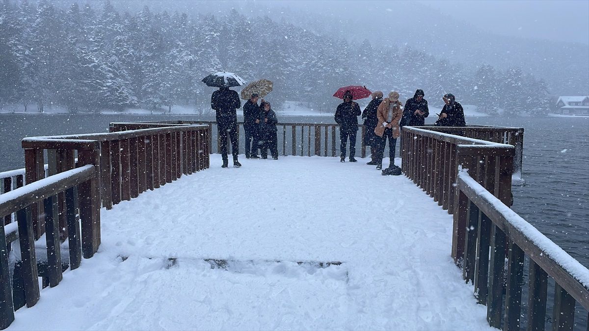 Bolu Gölcük Tabiat Parkı\'nda Kar Yağışı Devam Ediyor
