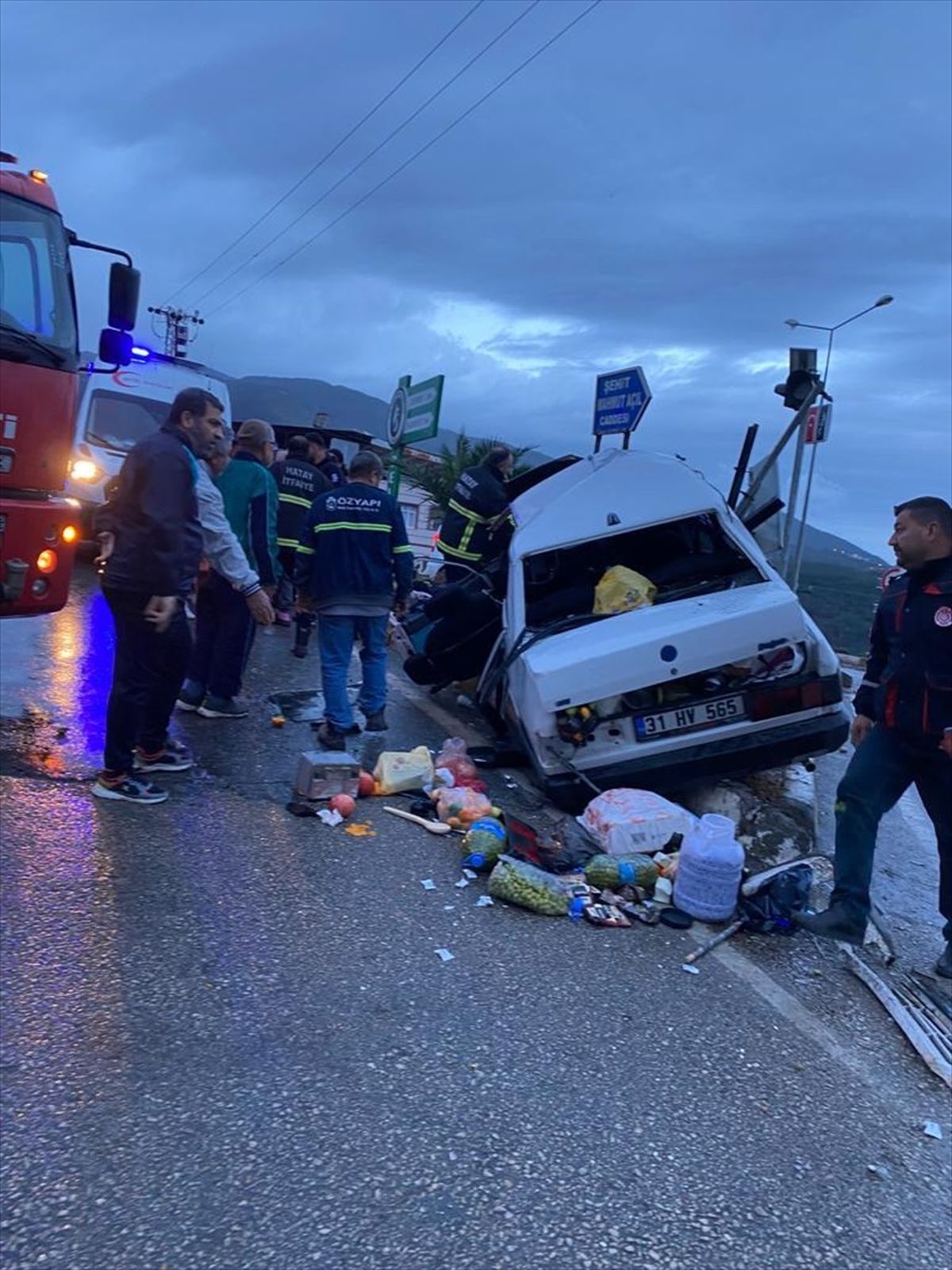 Belen\'de otomobil refüje çıktı: 5 yaralı