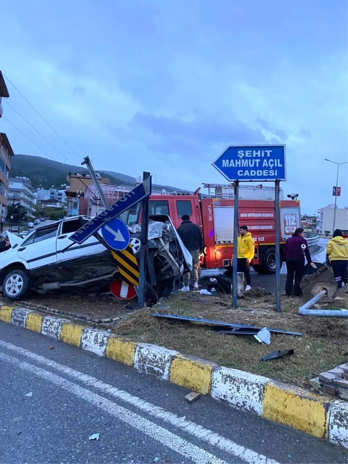 Belen\'de Elektrik Direğine Çarpan Otomobil Kazası: 4 Yaralı