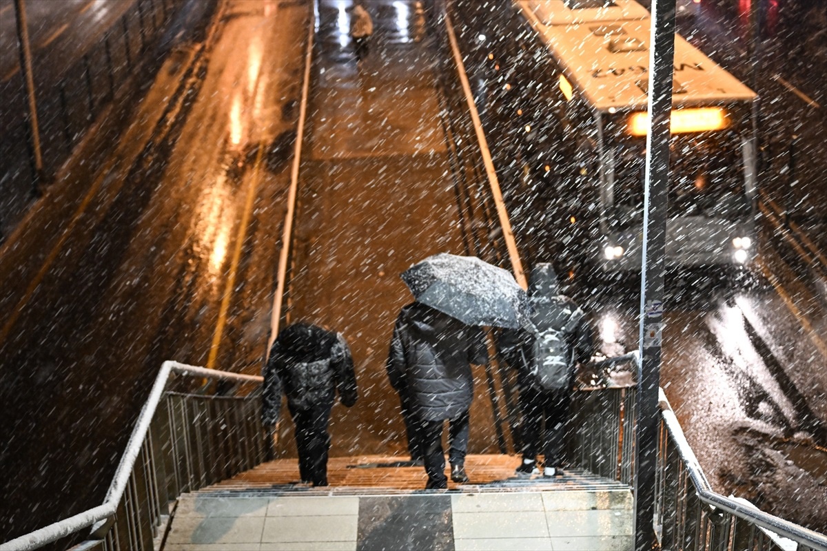 İstanbul\'da Kar Yağışı ve Fırtına Etkisi