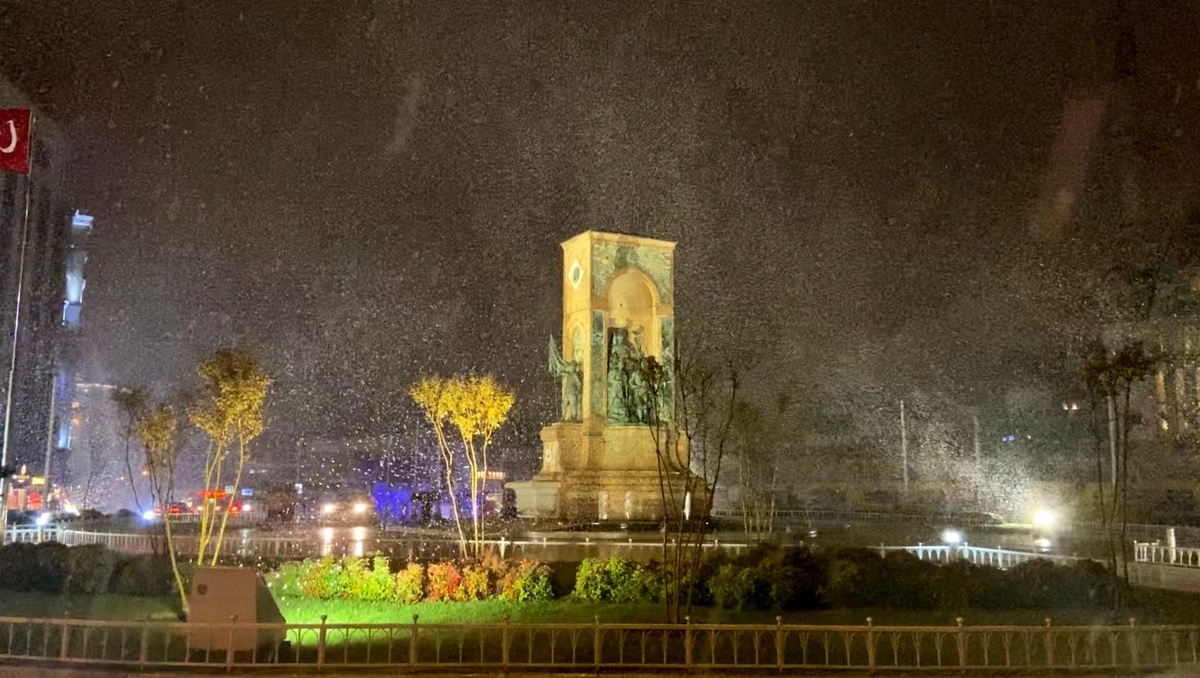İstanbul\'da Mevsimin İlk Kar Yağışı Başladı