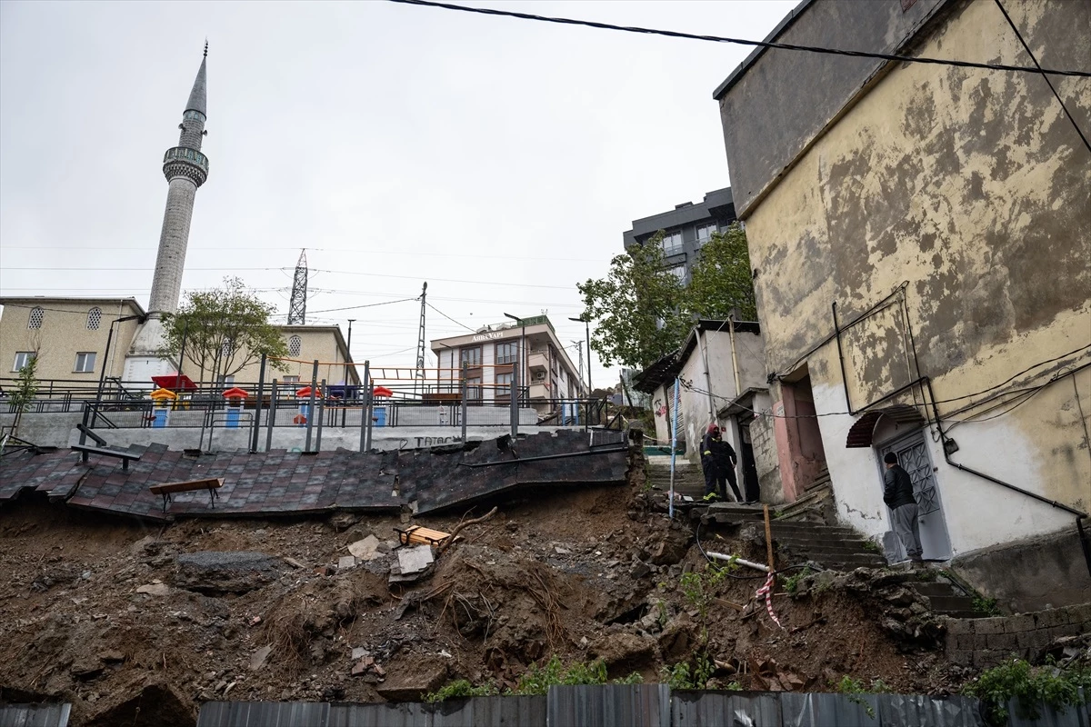 İstanbul\'da Yağış ve Fırtına Sonucu Ağaçlar Devrildi ve Toprak Kayması Meydana Geldi