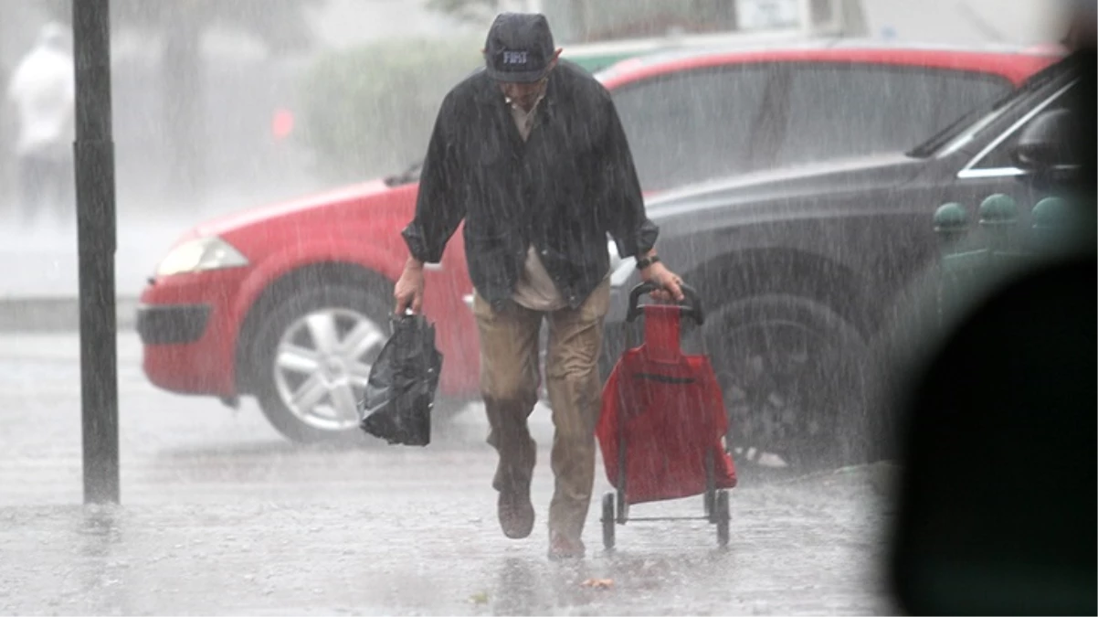 İstanbul Valisi Gül: Şiddetli yağış ve fırtına akşam saat 22.00\'ye kadar devam edecek