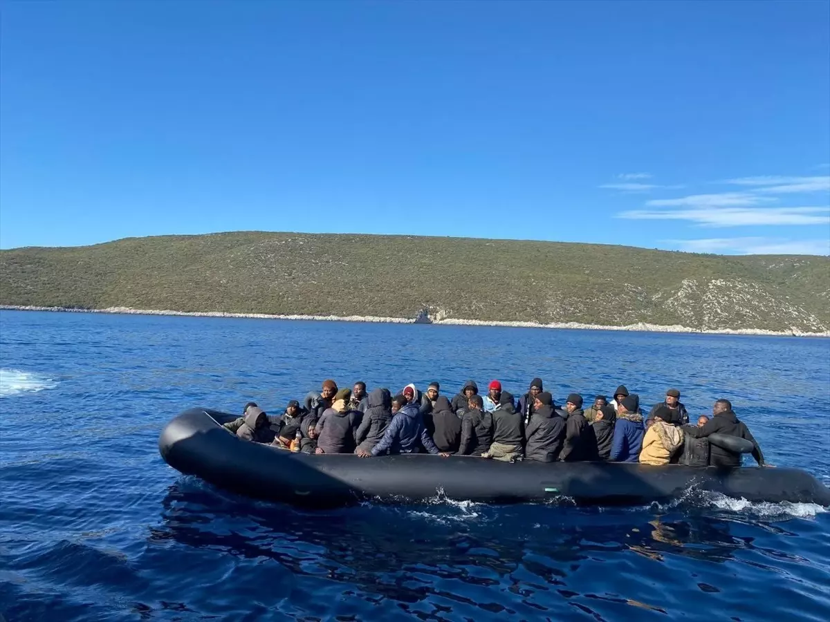 İzmir\'in Seferihisar ilçesi açıklarında 48 düzensiz göçmen yakalandı