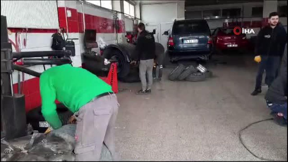 Kar yağdı, sürücüler oto lastikçilere akın etti