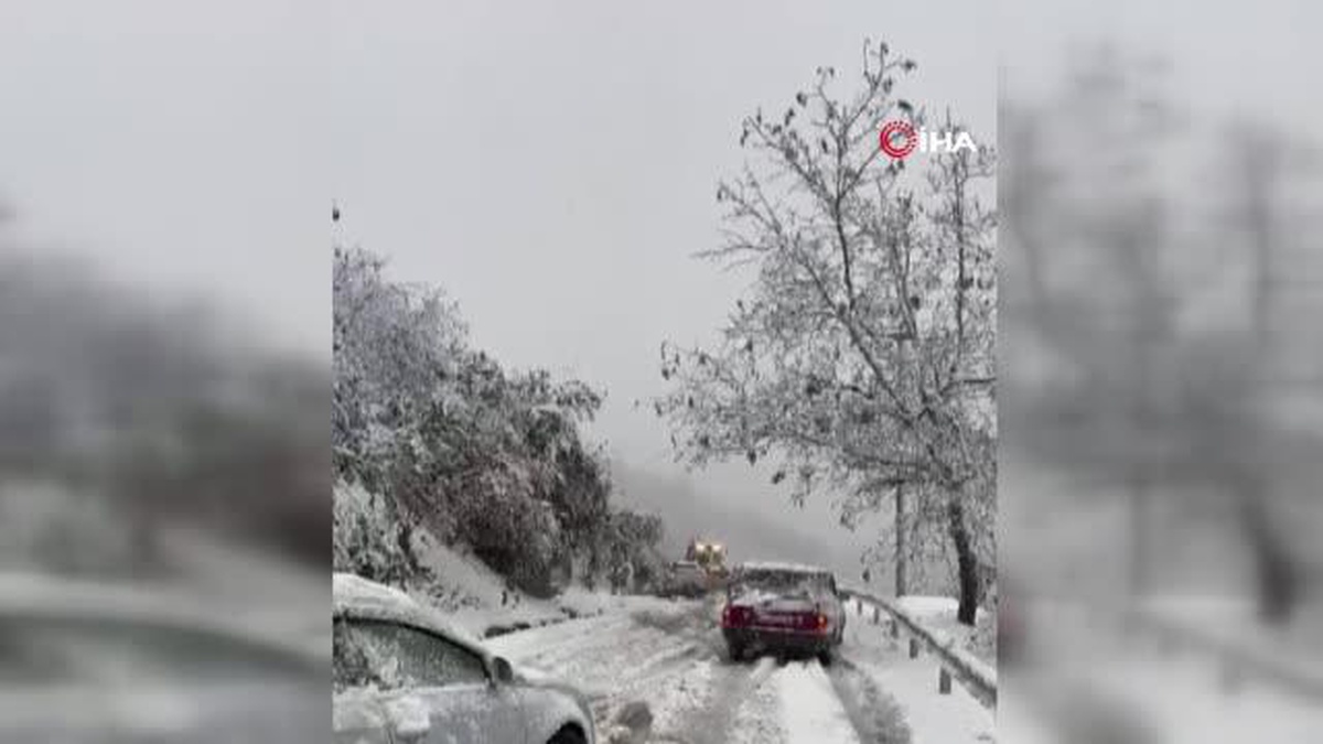 Kar yağışı yolu kapattı, araçlar kepçe yardımıyla kurtarıldı