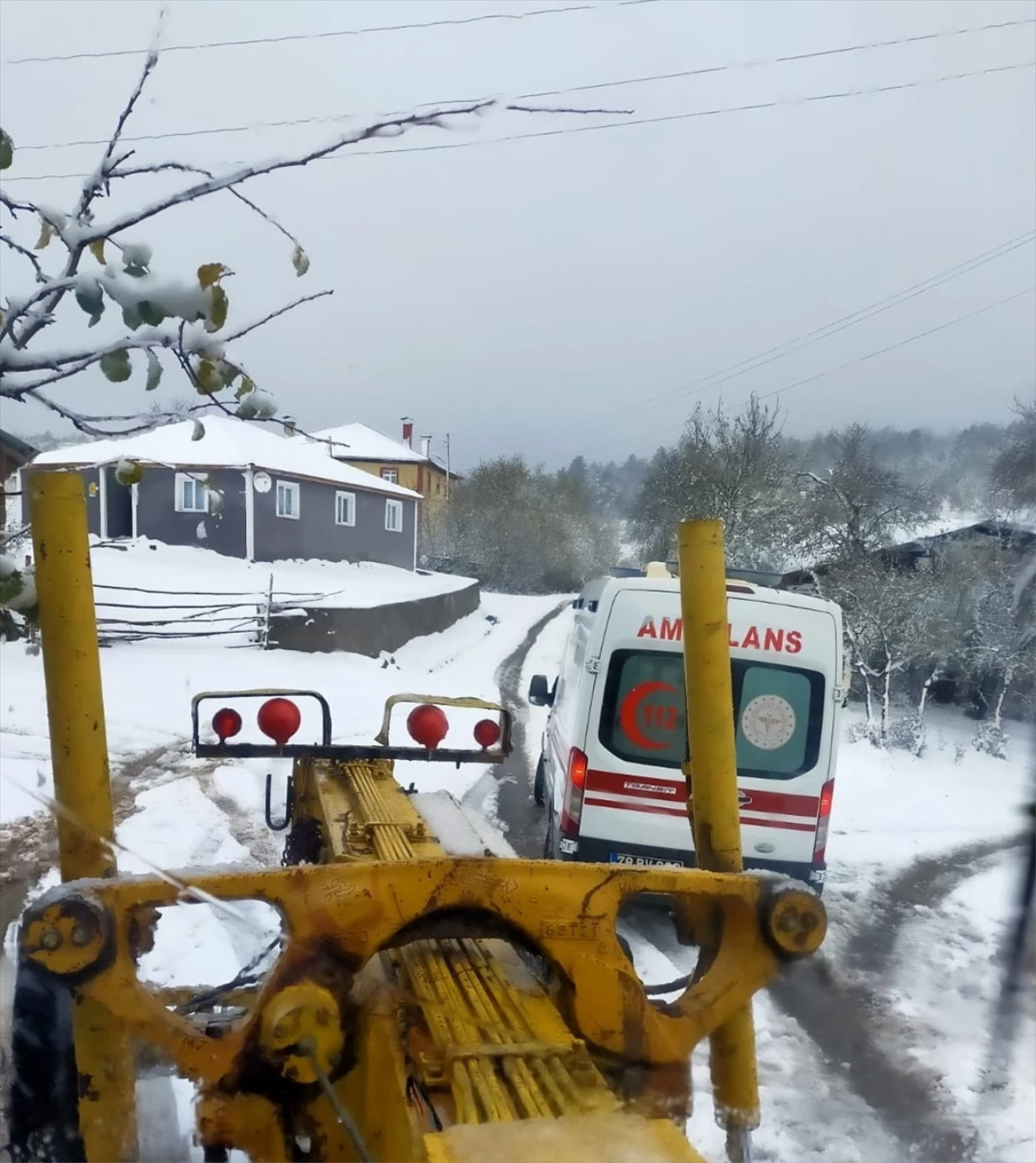Karla Mücadele Ekipleri Mahsur Kalan Ambulansı Kurtardı