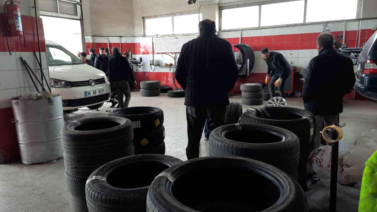 Kars\'ta Kar Yağışıyla Birlikte Sürücüler Lastikçilere Akın Etti