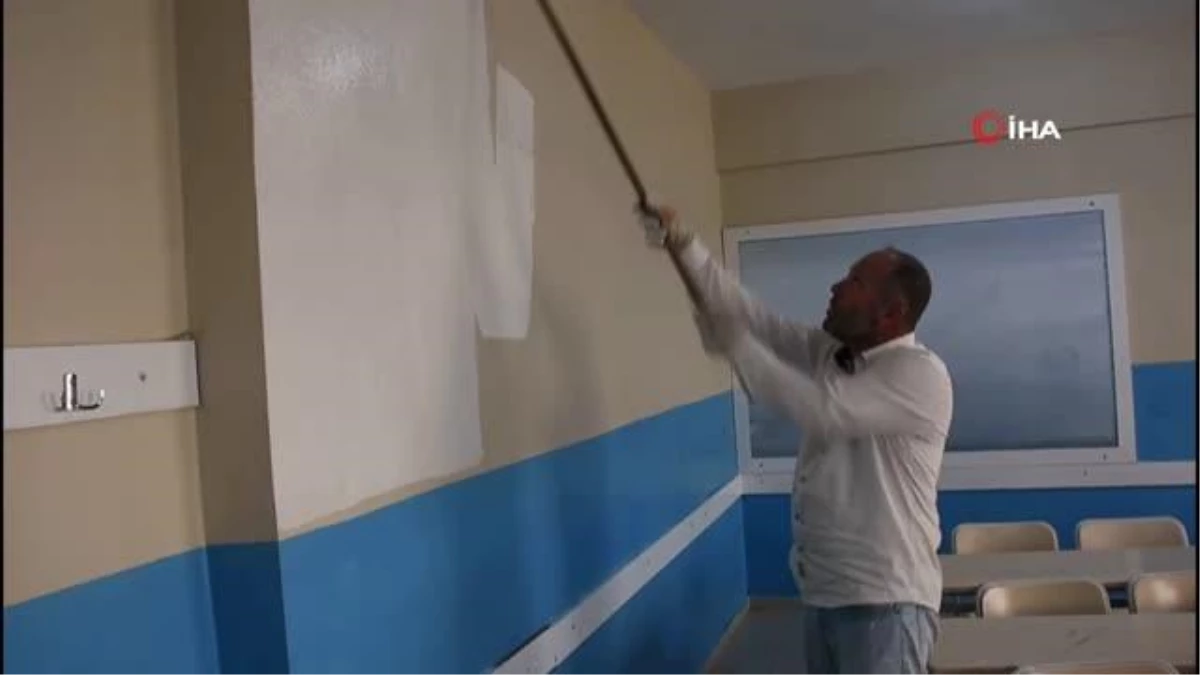 Kaymakam okul duvarını boyamak için kolları sıvadı