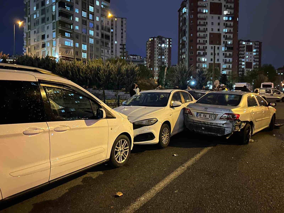 Kayseri\'de iki otomobil çarpıştı, park halindeki araçlara çarptı