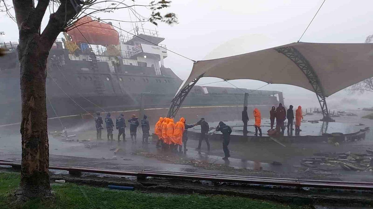 Zonguldak\'ta Kuru Yük Gemisi Karaya Oturdu, 13 Mürettebat Kurtarıldı