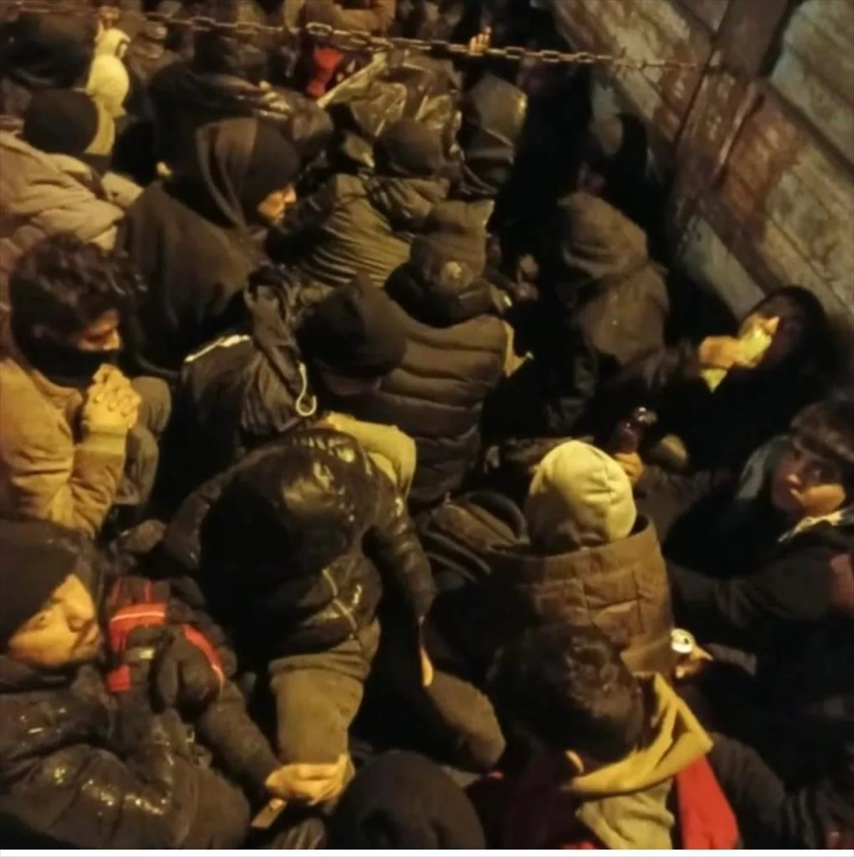 Kırklareli\'nde 17 düzensiz göçmen yakalandı, 2 şüpheli tutuklandı
