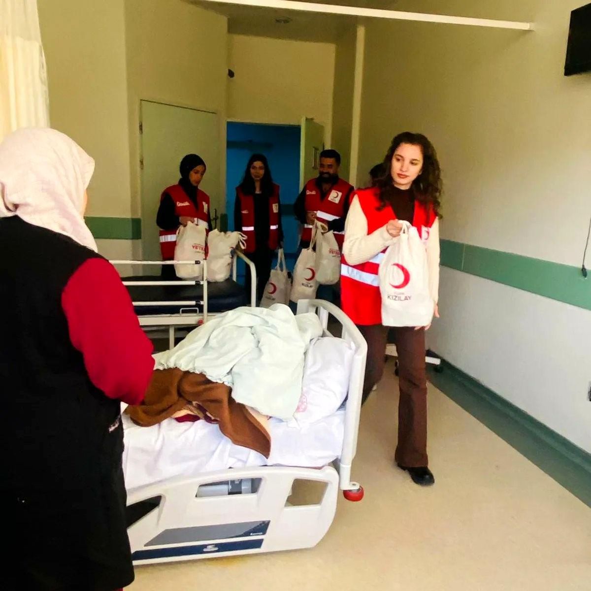 Türk Kızılay\'ı, yeni doğan servisindeki anneleri ziyaret etti