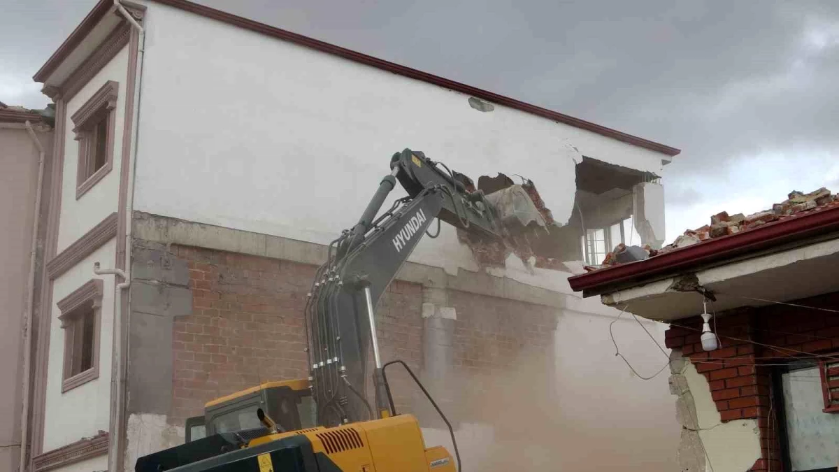 Malatya\'da deprem sonrası ağır hasarlı binalar yıkılıyor