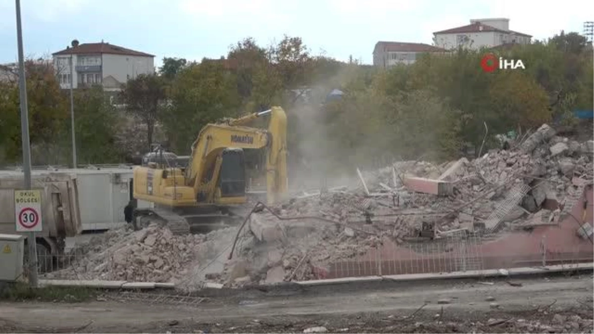 Malatya\'da ağır hasarlı binaların yıkımı sürüyor