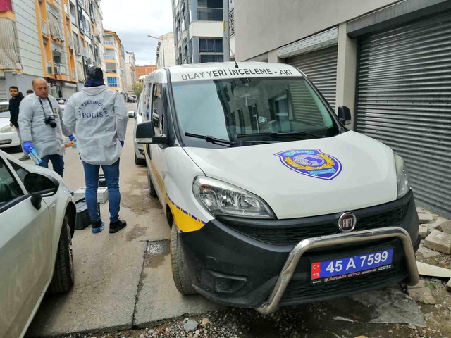 Manisa'da anne ve kızı apartmanın asansöründe ölü bulundu Manisa'da anne ve kızı apartmanın asansöründe ölü bulundu