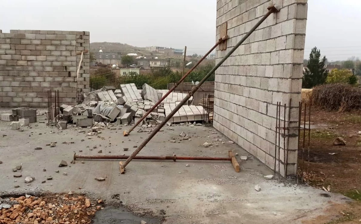 Mardin\'de şiddetli rüzgar nedeniyle inşaat halindeki ev yıkıldı