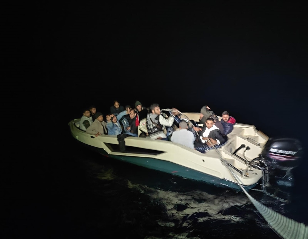 Marmaris açıklarında Yunanistan unsurlarınca itilen 18 düzensiz göçmen kurtarıldı