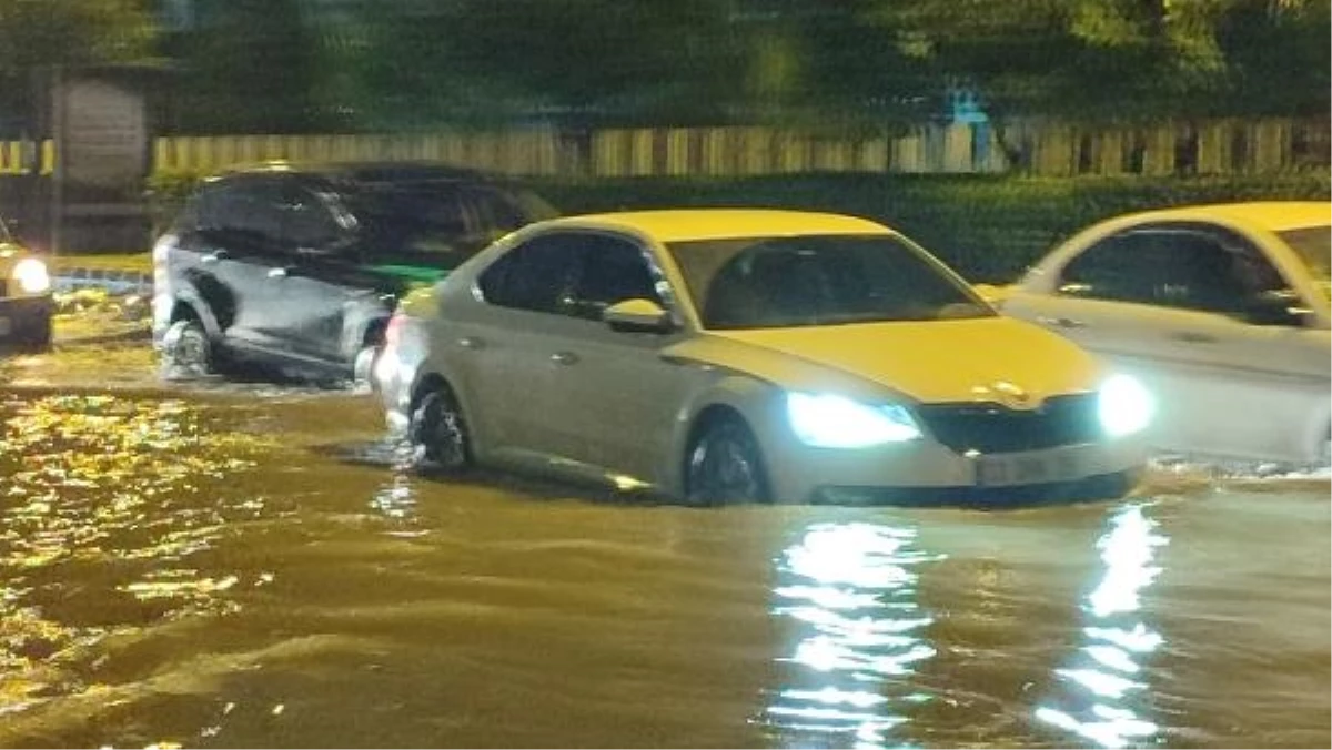 Doğu Akdeniz\'de Sağanak Yağış ve Fırtına Kentte Hayatı Olumsuz Etkiledi