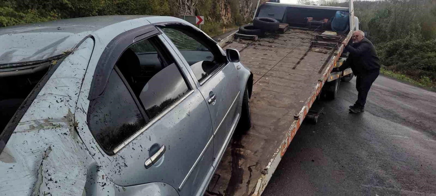 Kastamonu Cide\'de Yağışlı Yolda Kaza: Sürücü Yaralandı