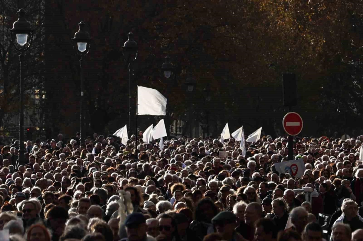 Paris\'te Gazze Şeridi\'nde ateşkes için sessiz yürüyüş düzenlendi